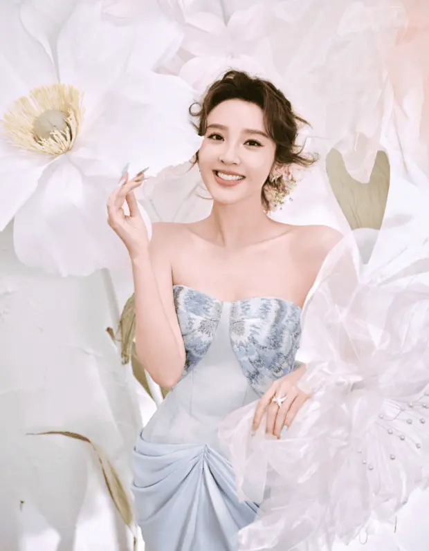 唐艺昕甜笑神态明亮，花艺元素与礼裙的清新感相融，治愈又灵动。