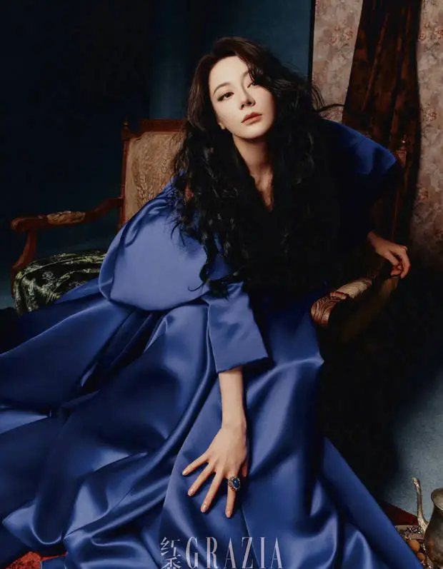 热巴五官精致。