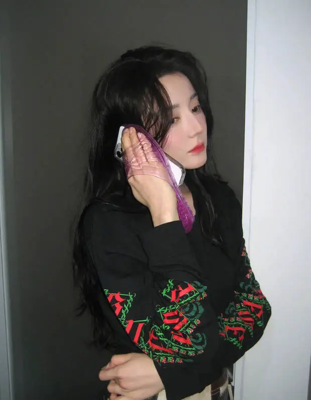 迪丽热巴侧颜精致,红唇吸睛。