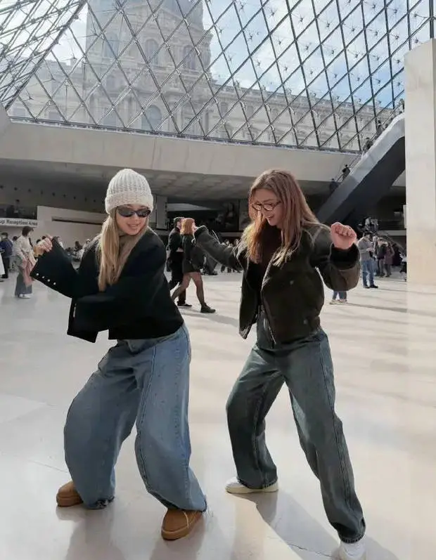 搜狐娱乐讯 2月27日，阿Sa晒出与容祖儿在卢浮宫跳舞的照片，两人尽情玩耍，表情可爱。