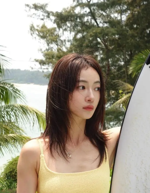 吴谨言肌肤白皙。