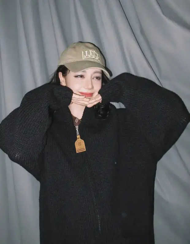 迪丽热巴分享卖萌美照。