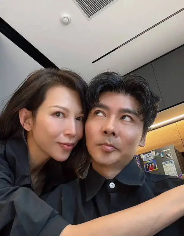 蔡少芬与张晋贴脸合照。