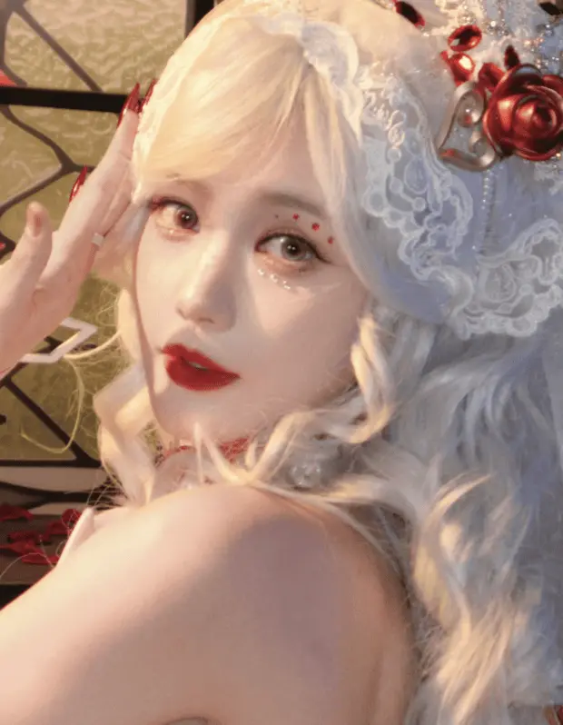 李一桐白发蕾丝头饰衬得五官明艳，红唇与红玫瑰装饰相衬。