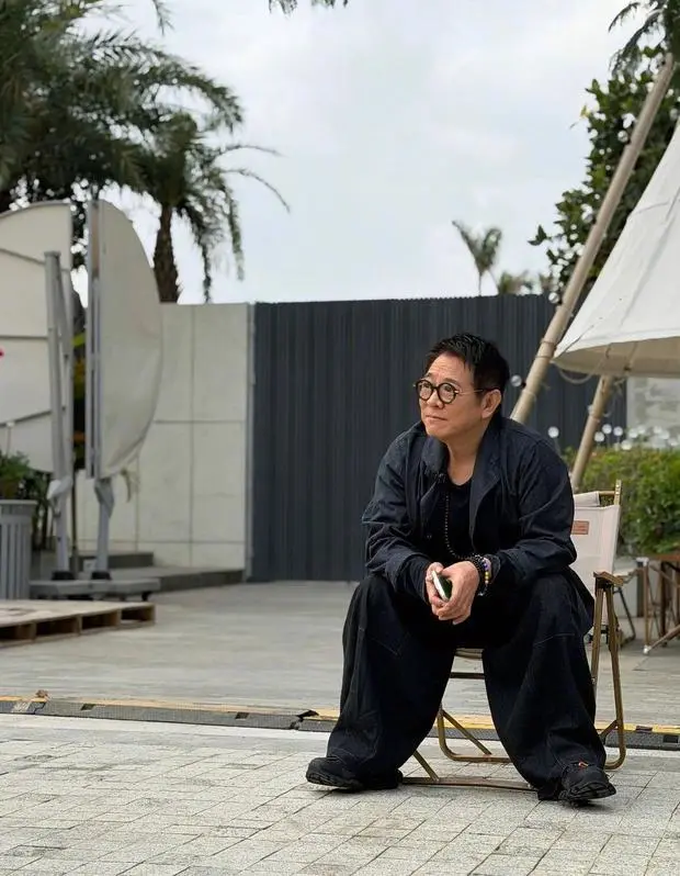 李连杰坐在院子里休息,松弛感十足。