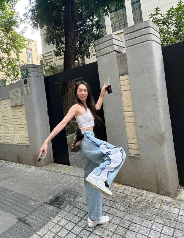 宋茜外出散步心情好。