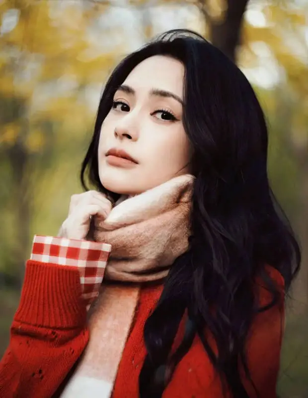 阿娇系着围巾拍摄秋日氛围感大片，侧颜精致，状态佳。