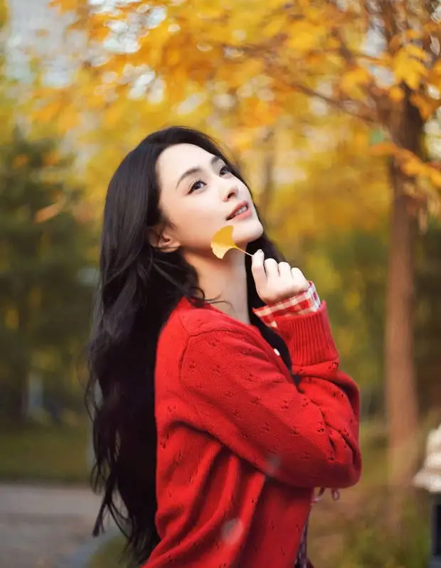 阿娇穿着红色针织上衣十分明媚动人！