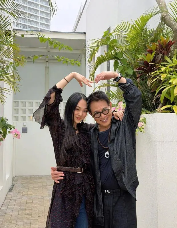 搜狐娱乐讯 近日,李连杰在社交平台上晒出与大女儿Jane的亲密合照,并配文称:“10天四个城市,轮轴转的工作超负荷咯~还好这三天有‘大号棉袄’陪着我,工作虽累也开心。”