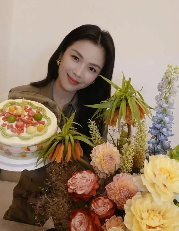 搜狐娱乐讯 19日，刘涛在社交平台上晒美照庆祝自己出道26年，她发文称：&ldquo;其实我是个i人，i（爱）你们呦。&rdquo;