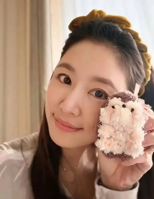 林心如对女儿的礼物感到开心。