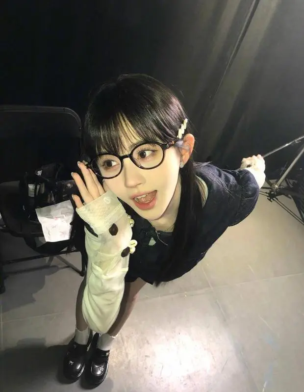 搜狐娱乐讯 近日，鞠婧祎晒出一组自己的对镜美照。