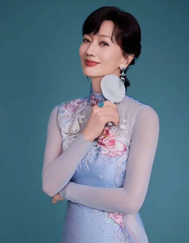 赵雅芝美丽大方。