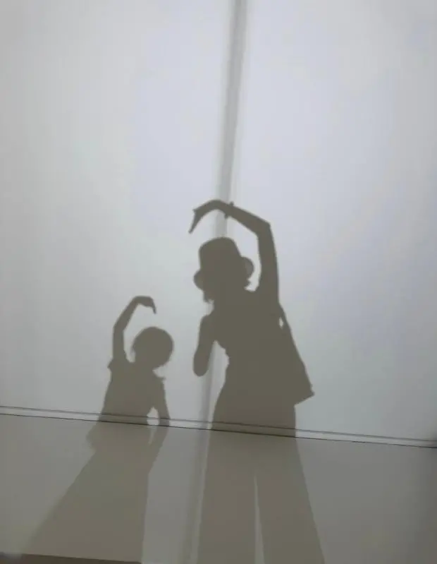 唐艺昕和女儿趣味影子合影俏皮可爱。