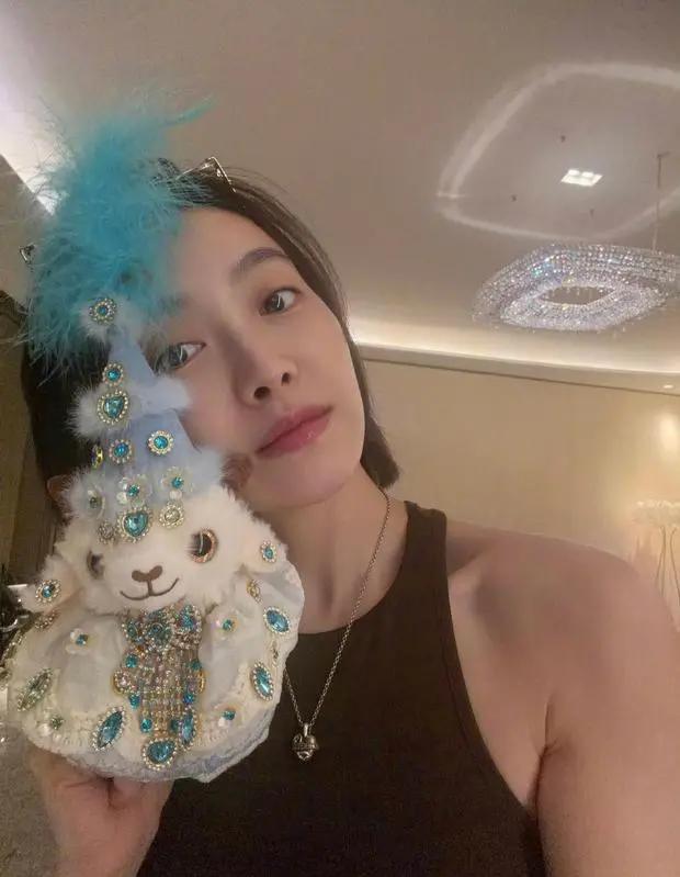 宋茜手持小羊自拍。