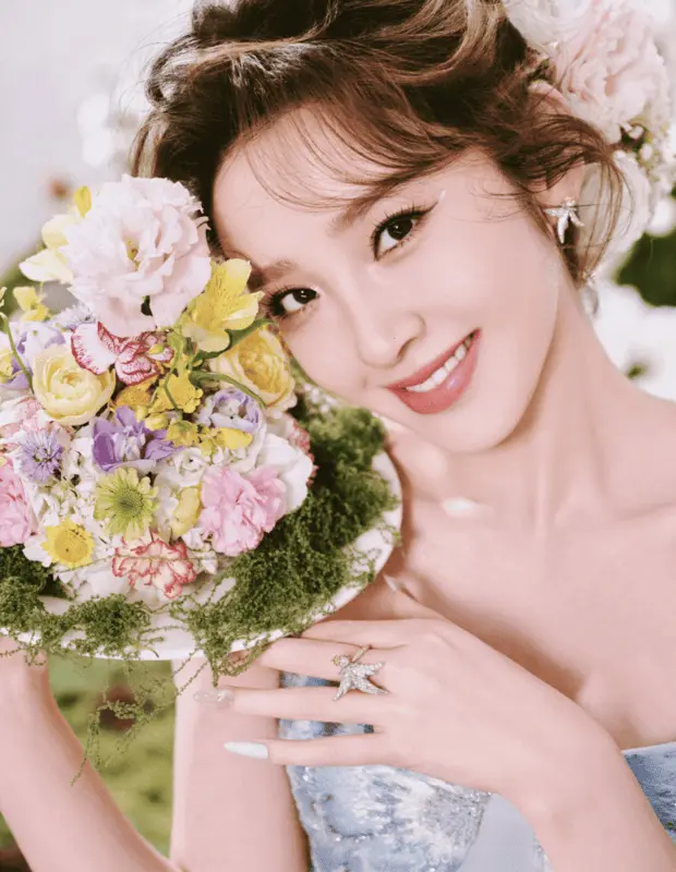 唐艺昕与花朵合照特写，五官明媚动人。