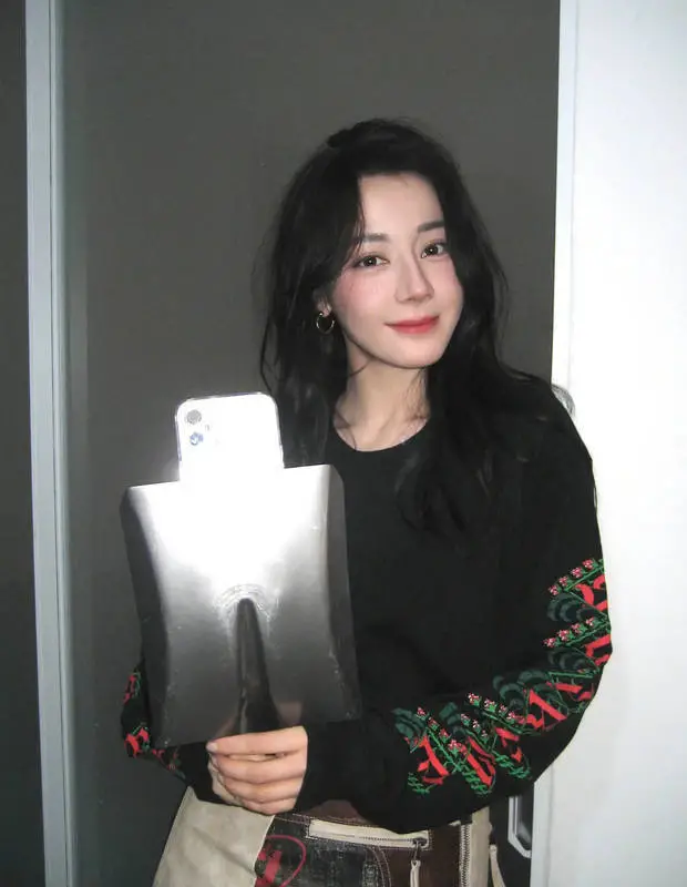 迪丽热巴面露温柔笑容,魅力十足。