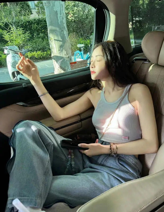 宋茜坐在车内休息，侧颜精致，十分养眼。
