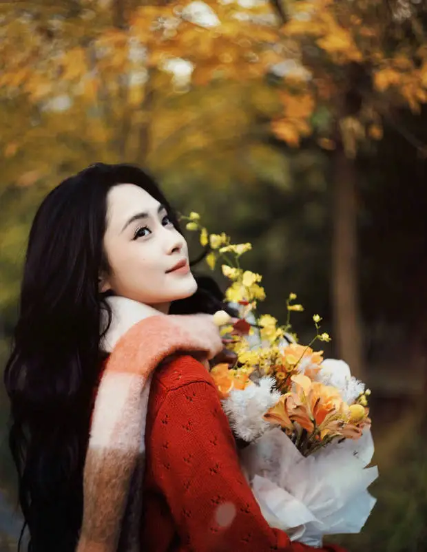 阿娇怀抱鲜花，气质温柔迷人。