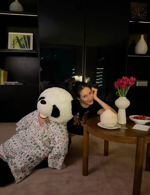 谷爱凌松弛感十足。