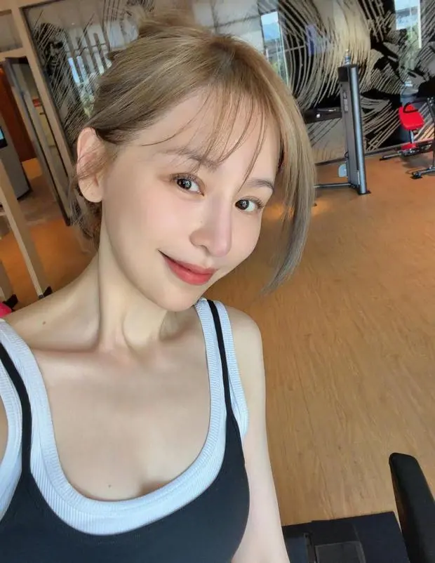 搜狐娱乐讯 近日，43岁王心凌在社交平台上晒出一组健身美照，她对着镜头露出温柔笑容，年过四十依旧元气满满，少女感十足！