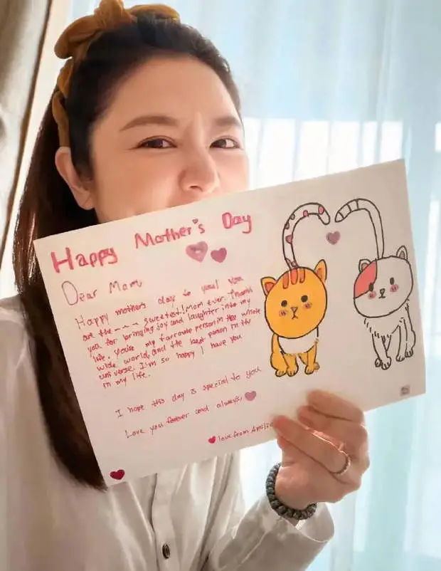 女儿小海豚的贺卡全貌。