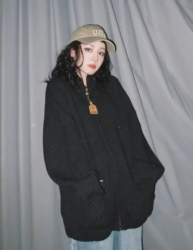 迪丽热巴托腮卖萌可爱又少女。