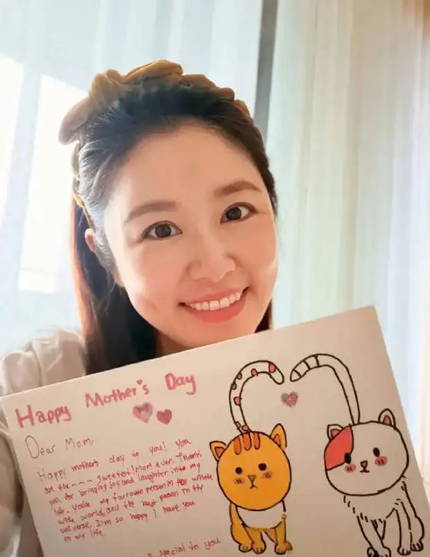 林心如微笑晒出女儿的贺卡。
