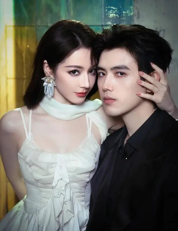 搜狐娱乐讯 近日，迪丽热巴陈飞宇一组双人合照曝光。