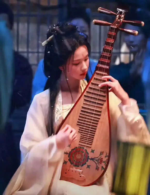 陈都灵弹奏琵琶。
