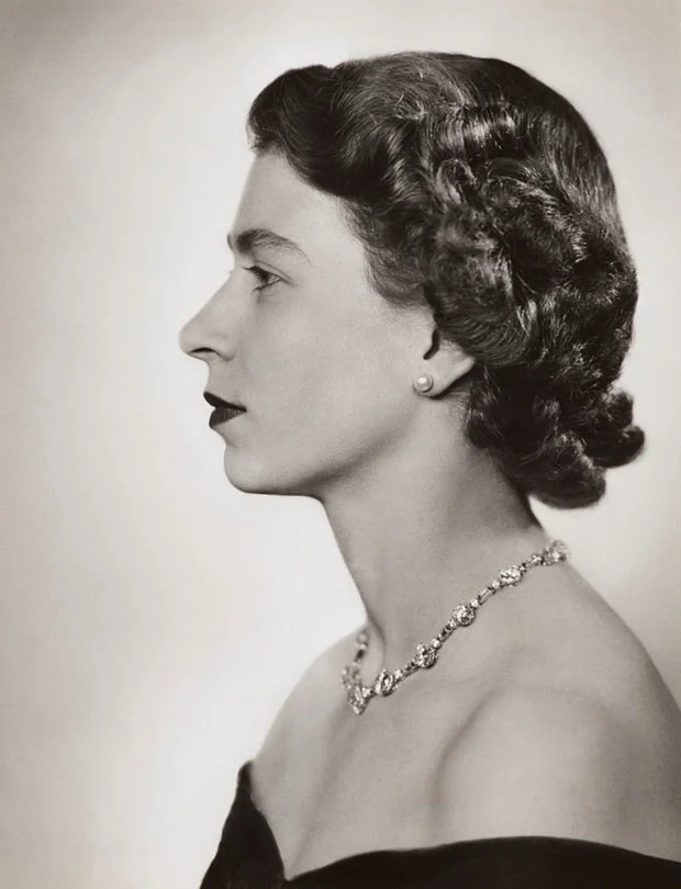 1952年2月，在女王继承王位后20天，首位被任命为皇家官方女摄影师的多萝西·维尔丁为女王拍摄了这张黑白照片。