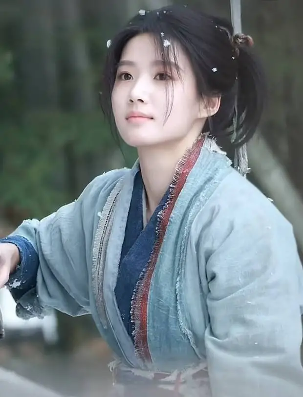 搜狐娱乐讯 近日，卢昱晓古装雪景路透释出。她身着粗布古装与黑色斗篷，雪中带伤，清冷又坚韧。