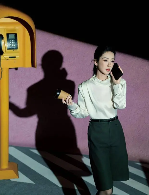 杨紫秒变职场女精英，气场全开。
