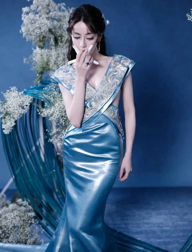 迪丽热巴婀娜多姿。