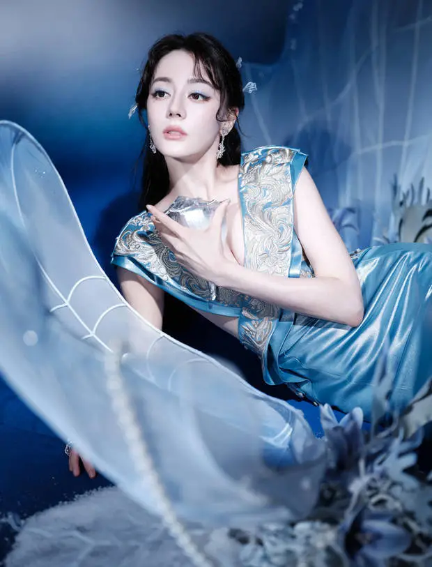 迪丽热巴美艳夺目。