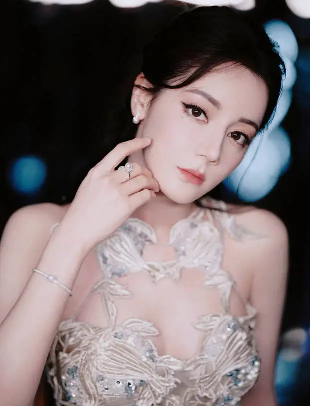 迪丽热巴的五官十分漂亮，女神范儿十足。