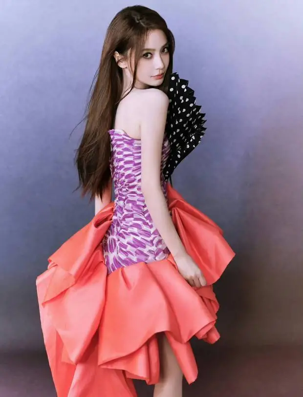 杨颖侧身回眸,明艳动人。