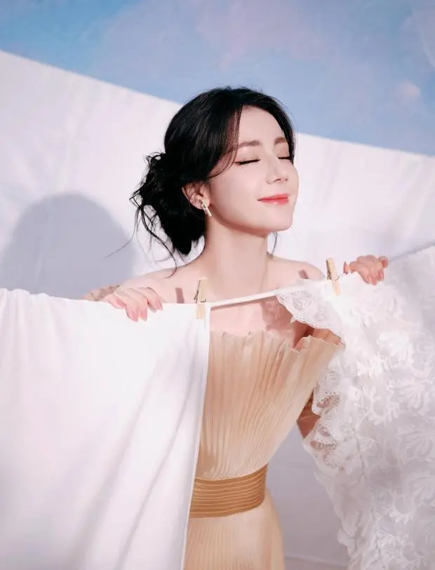 迪丽热巴感受春日温暖,状态惬意。