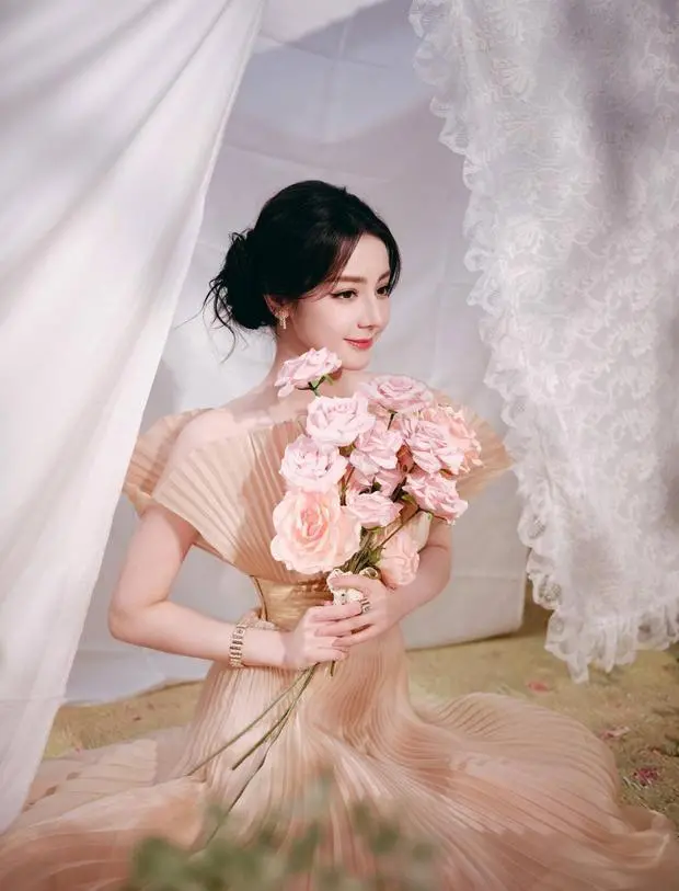 迪丽热巴仪态优雅,魅力十足。