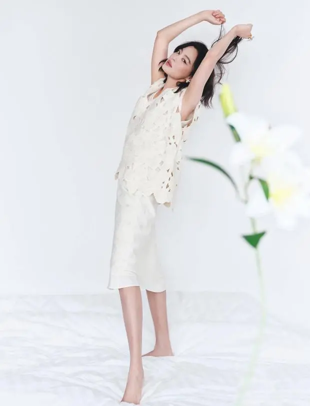 搜狐娱乐讯 26日，辛芷蕾最新写真美照释出，她身着白色镂空上衣搭配白色长裙，气质优雅迷人。