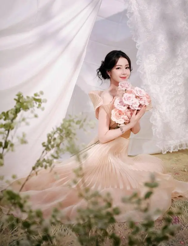 搜狐娱乐讯 22日,迪丽热巴最新写真大片释出,她手捧玫瑰花,绽放甜美笑容,宛若春日花仙,十分灵动可爱!