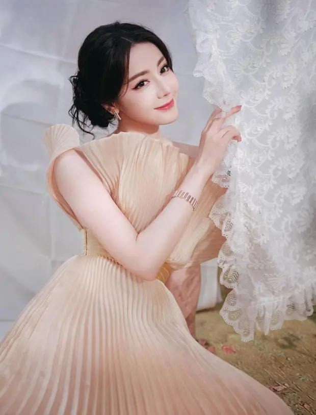 迪丽热巴的肌肤十分白嫩光滑,保养有方。