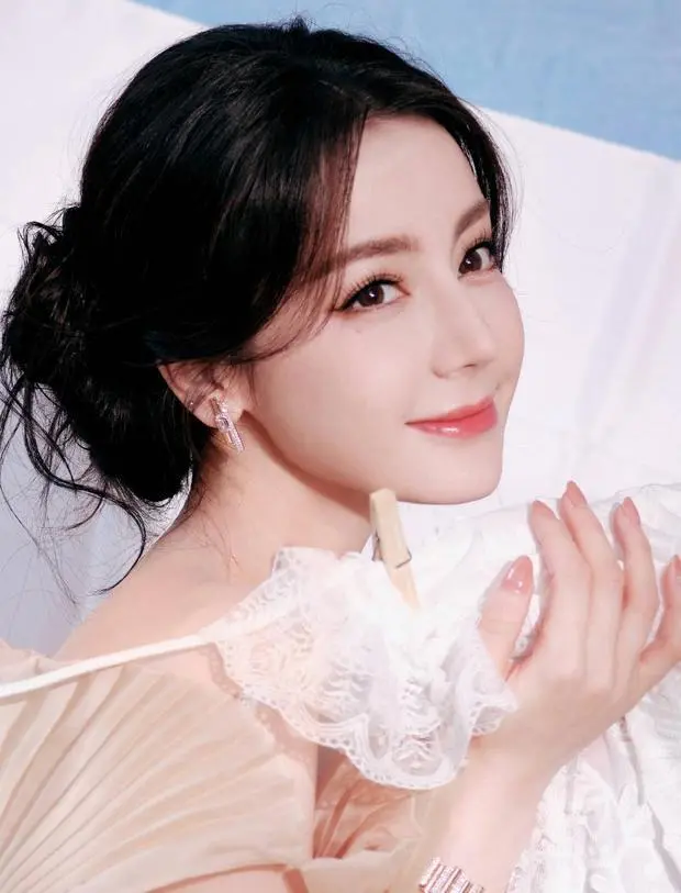 迪丽热巴妆容精致,红唇吸睛。