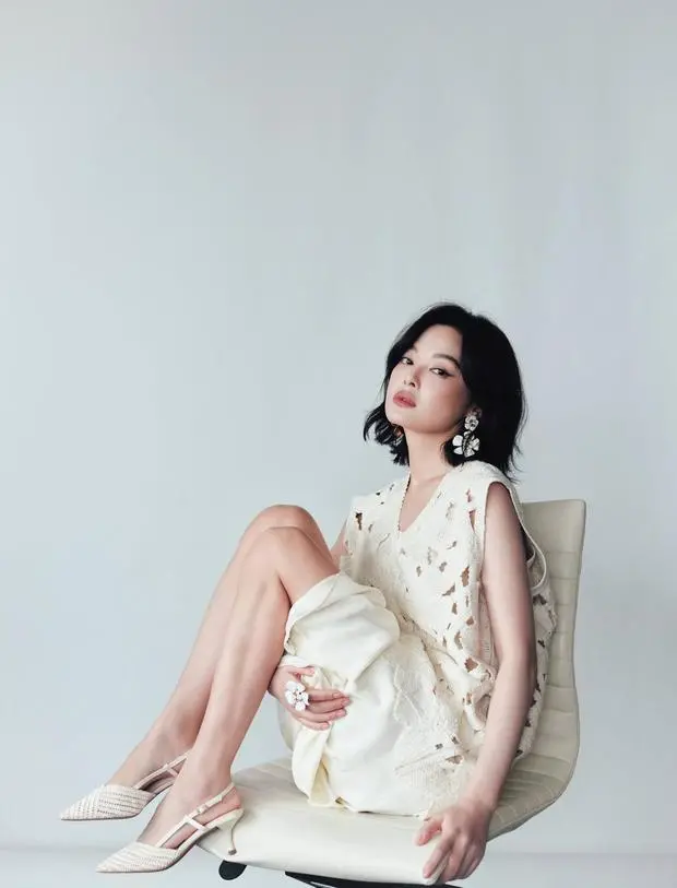 辛芷蕾最在椅子上，状态惬意。