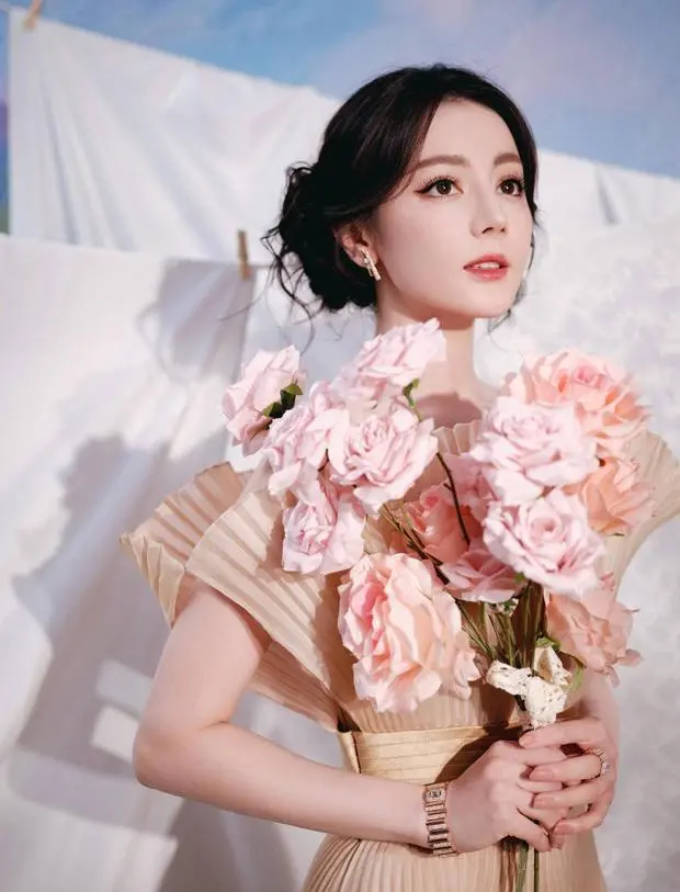 迪丽热巴美貌养眼。