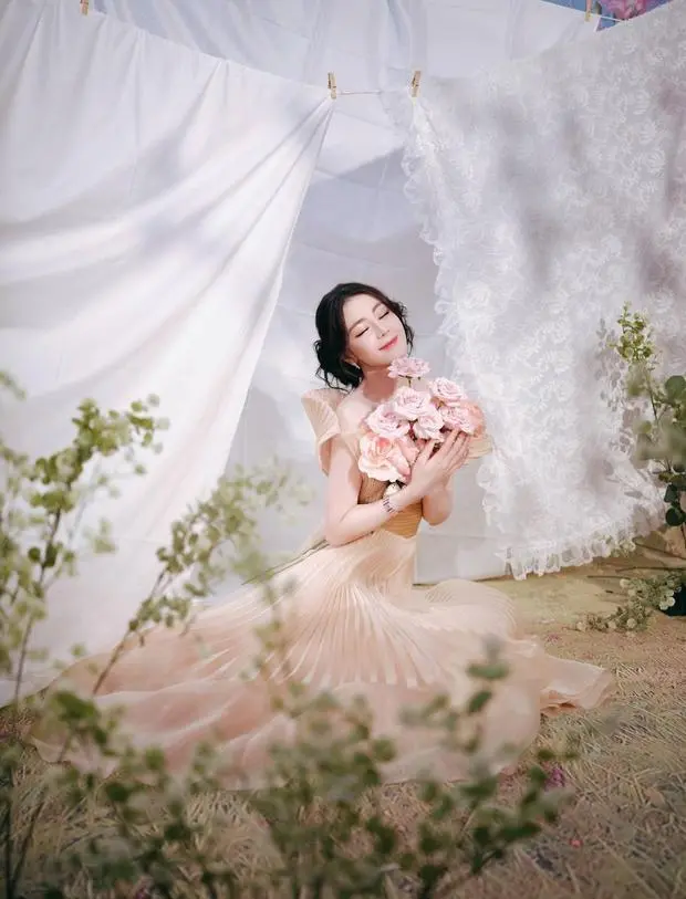 迪丽热巴笑容明媚,亲和力满满。