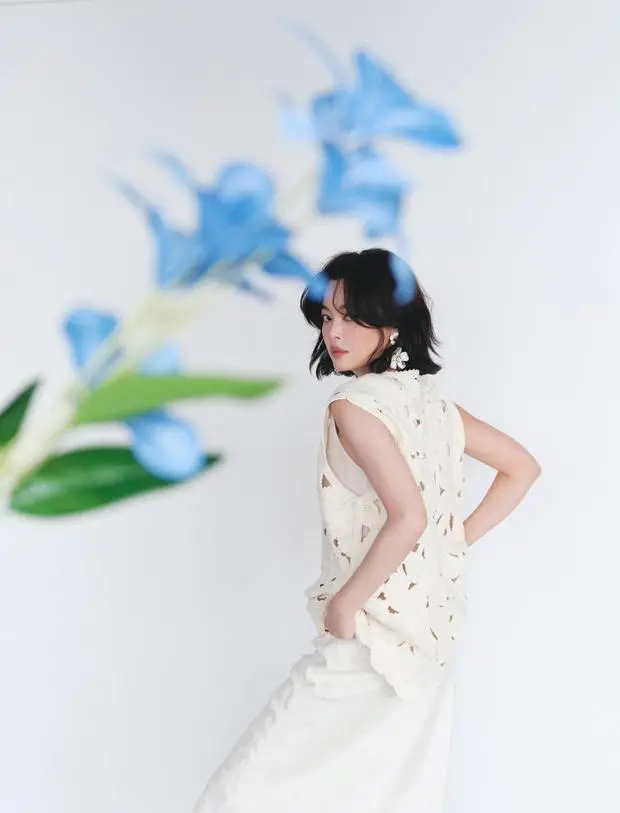 辛芷蕾拍摄写真美照，状态在线。