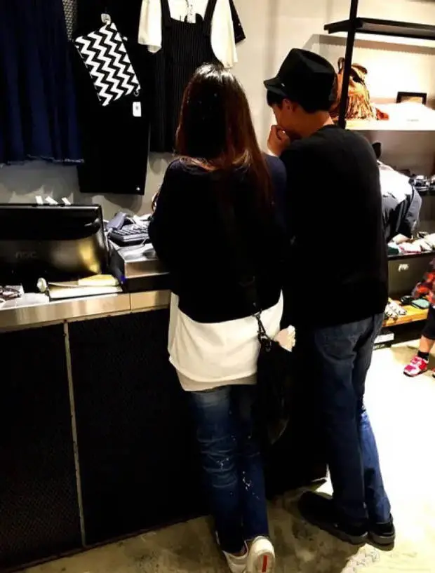 母子俩超温馨。