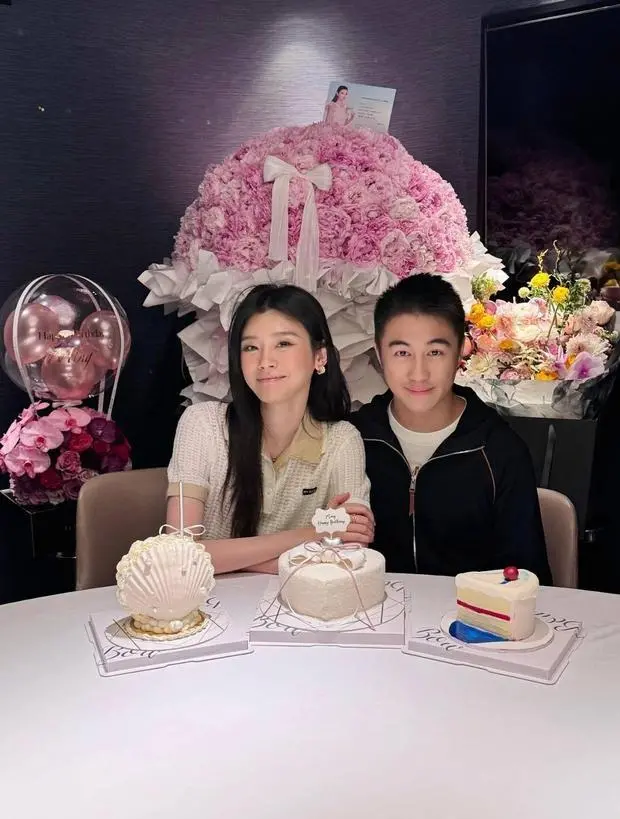 何猷君为妻子奚梦瑶庆祝生日，夫妻俩感情甜蜜，越来越有夫妻相。