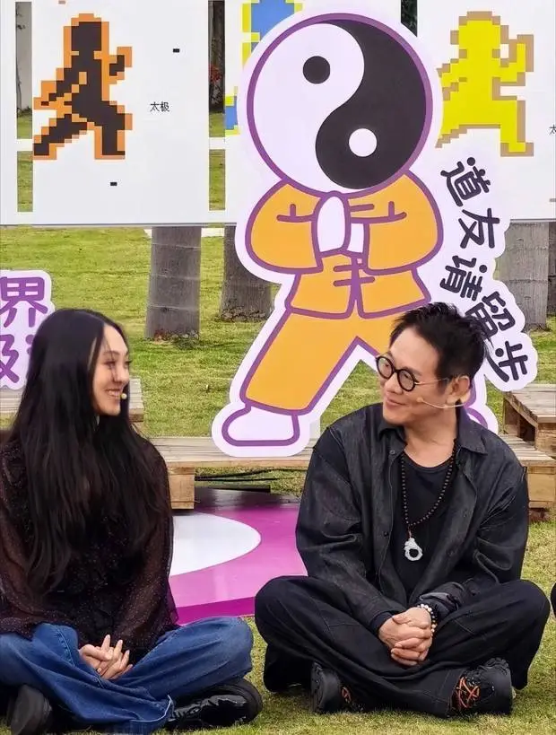 父女俩开心聊天,氛围融洽。